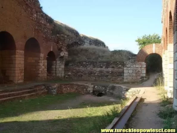 basen w gimnazjonie w sardes