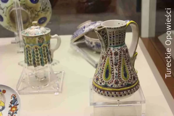 Ceramika z pawilonu fajansowego w Stambule