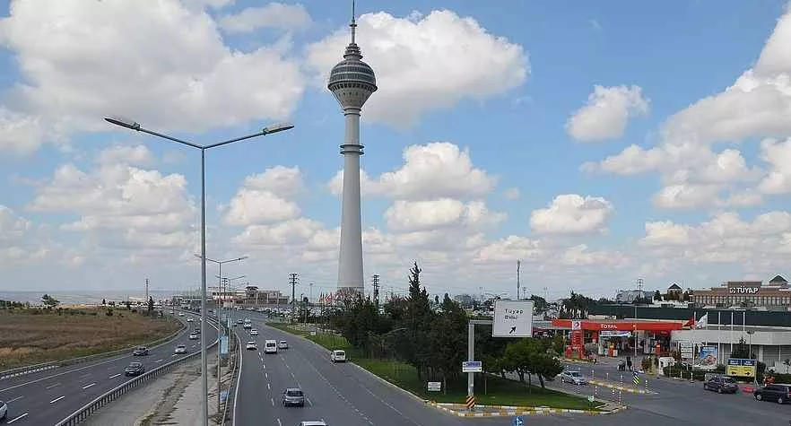 Wieża telewizyjna z obracającą się restauracją
